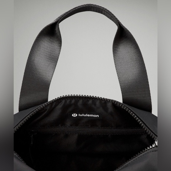 Lululemon NWT Knit Nylon Mini Barrel Duffle Crossbody Bag 5L Black - Picture 4 of 11